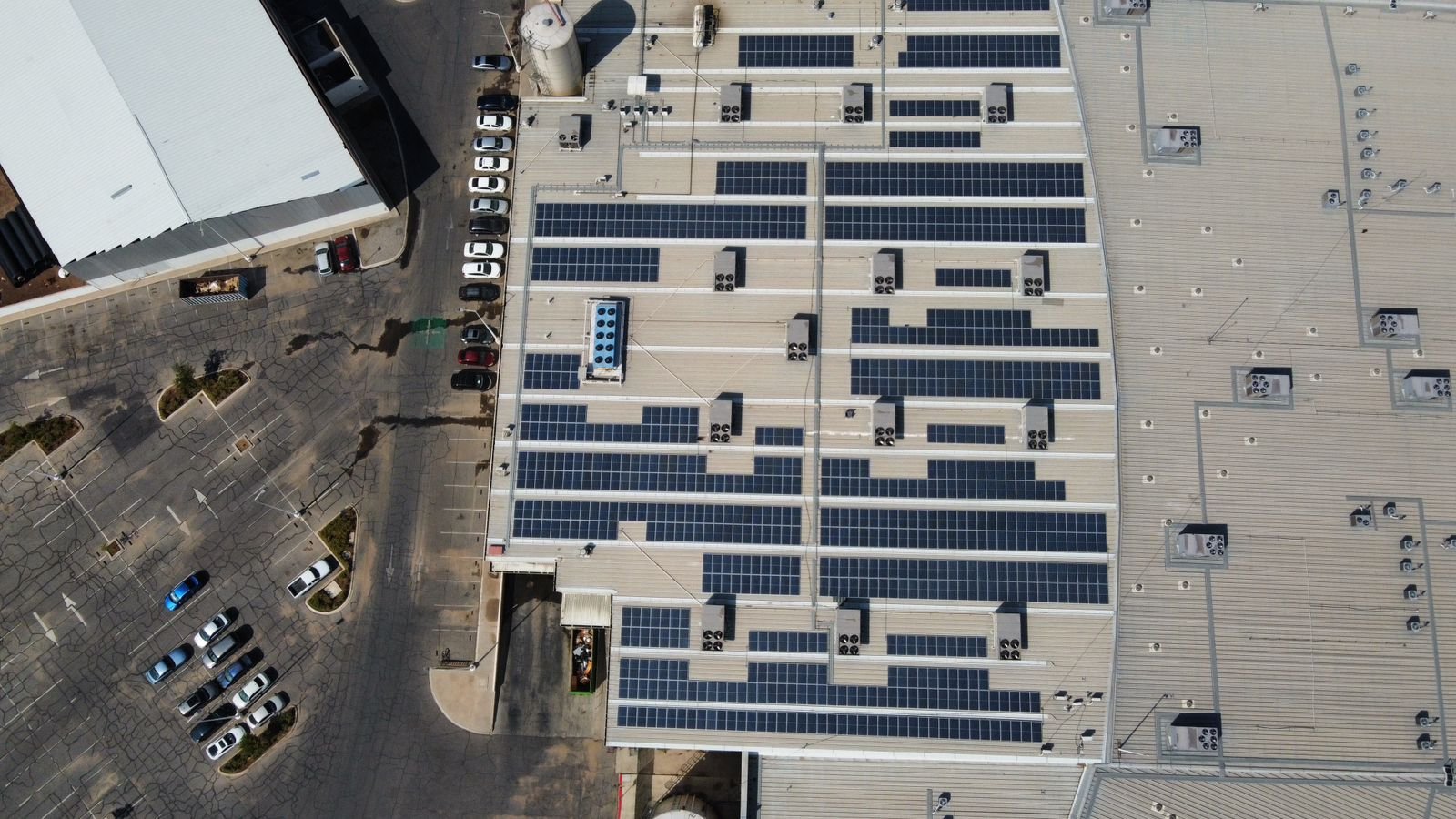 Instalación industrial con sistema de ventilación y paneles solares