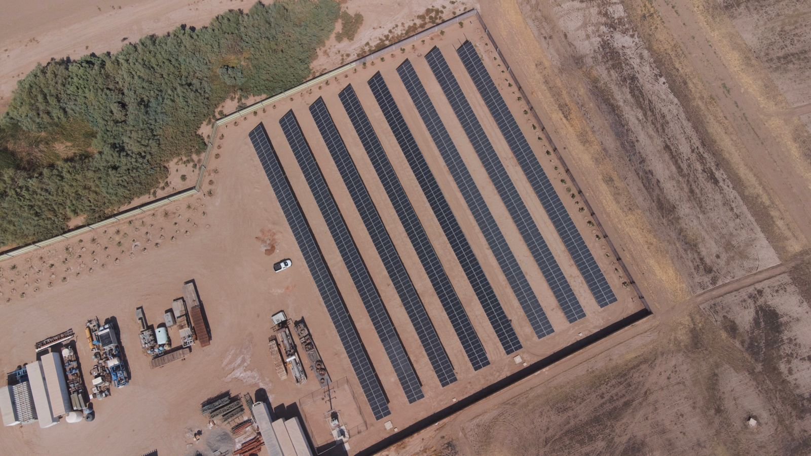 Instalación residencial vista aérea con paneles en techo