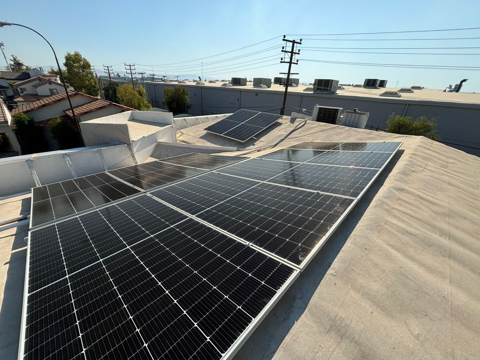 Instalación residencial urbana con paneles solares de alta eficiencia