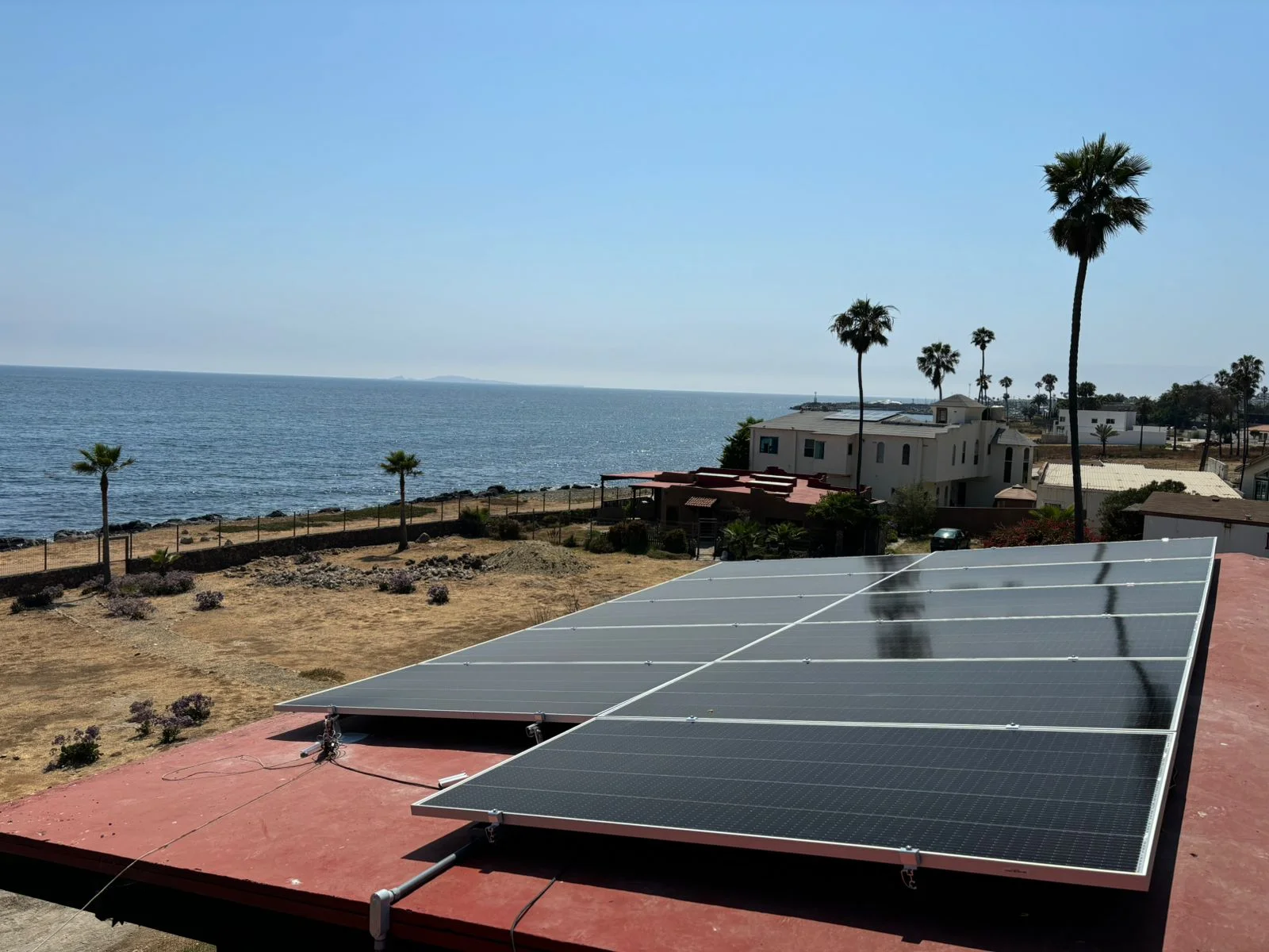 Paneles solares en techo de teja