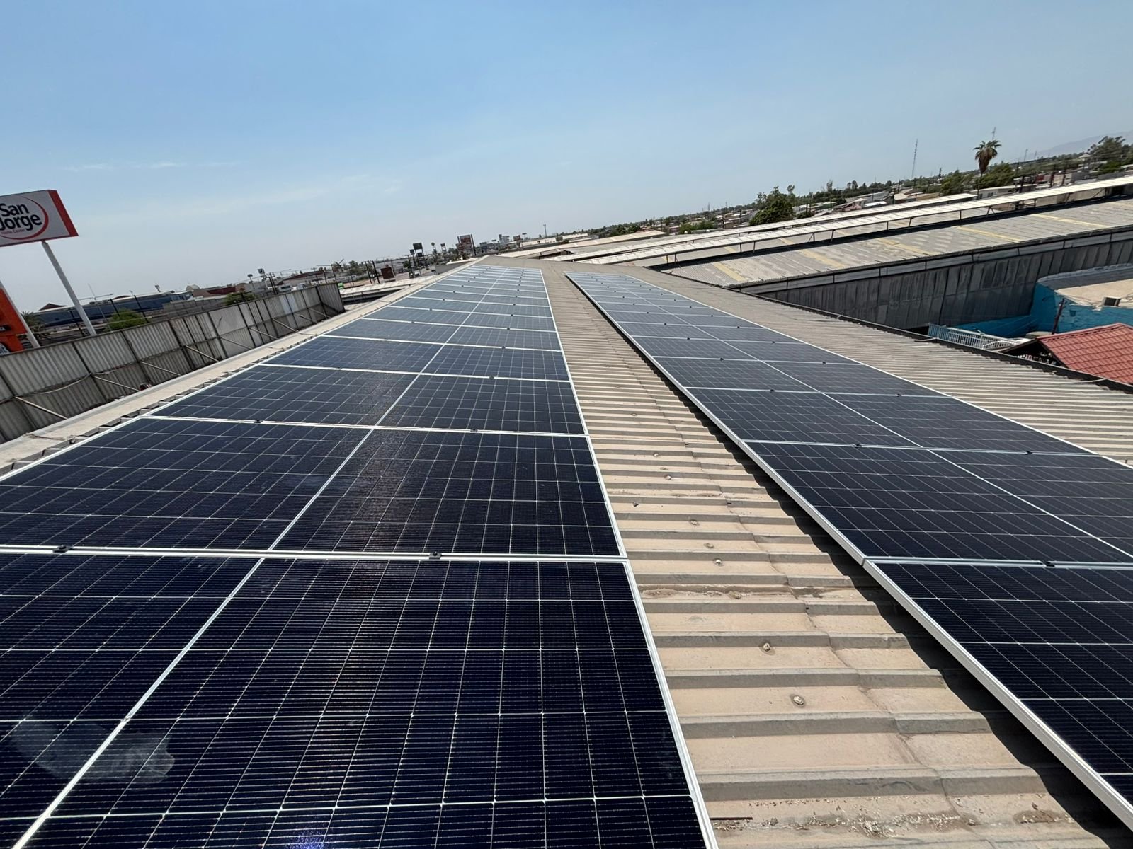 Instalación de paneles en techo residencial